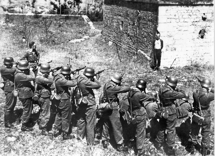 11. Fransız direnişinin bir üyesi olan Georges Blind, 1944'te bir Alman infaz mangasına gülümsüyor.