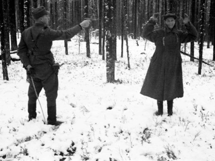 21. Rus casusu, 1942'de Finlandiya'da idam edilirken gülüyor.