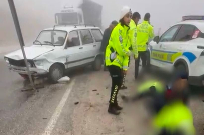 Yoğun siste otomobil polis aracına çarptı