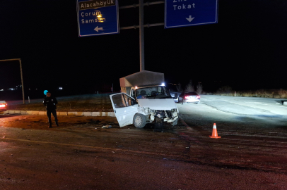 Çorum'da kamyonet ile otomobil çarpıştı