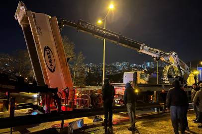 Trabzon'da seyir halindeki kamyon damperi tabelaya çarptı