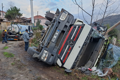 Beton mikseri devrildi, sürücü yara almadan kurtuldu