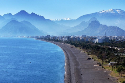 Dağlarında kar, sahillerinde bahar hakim olan Antalya'da deniz keyfi