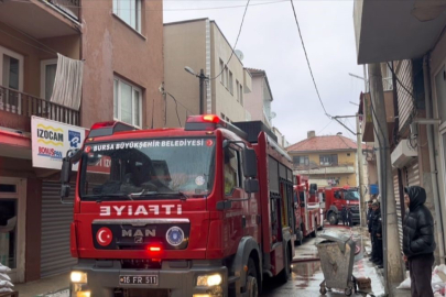 Bursa'da 3 katlı bina alevlere teslim oldu!