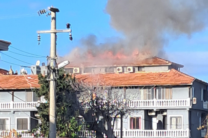 Çeşme'de motel yangını: Çatı alev alev yandı