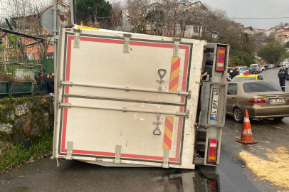 İstanbul Beykoz'da devrilen kamyonda 2 kişi yaralandı