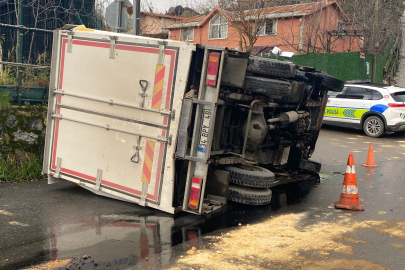 İstanbul'da kamyon devrildi: 2 yaralı