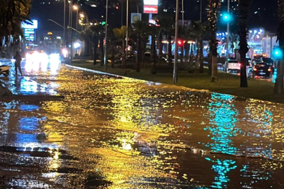 Kuşadası’nı sağanak vurdu! Yollar göle döndü