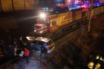 Yük treni otomobili metrelerce sürükledi! Mucize eseri kurtuldu