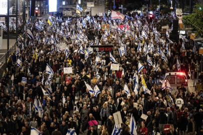 İsrailliler Gazze'de esir takası anlaşması ve hükümetin istifası talebiyle gösteriler düzenledi