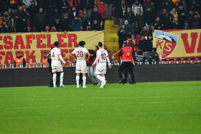 Kayserispor - Galatasaray maçında taraftar sahaya girdi