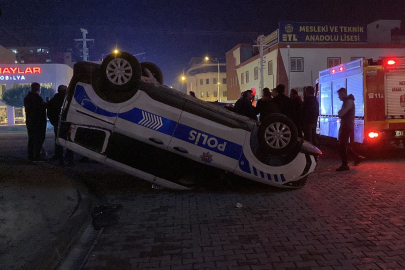 Otomobilin çarptığı polis aracı ters döndü