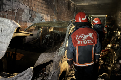 Sakarya'da evin garajında alev alan hafif ticari araç yandı