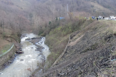 Trabzon'da otomobil dereye uçtu