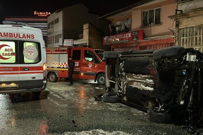 Uşak'ta otomobille çarpışan cip elektrik panosuna çarpıp devrildi