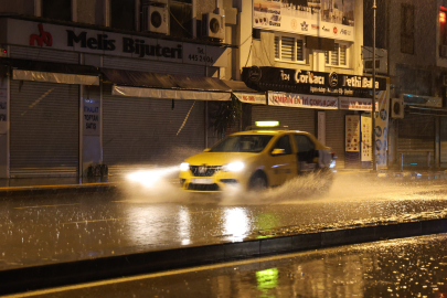  İzmir’i sağanak vurdu