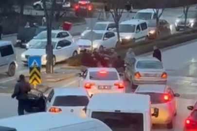 Akşam trafiğinde yumruk yumruğa kavga! Kilitlenen trafiğe aldırış bile etmediler