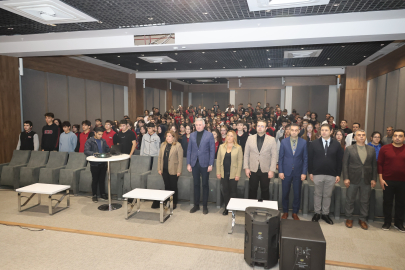 HKÜ’lü akademisyenler Kariyer Günleri’nde gençlerle buluştu