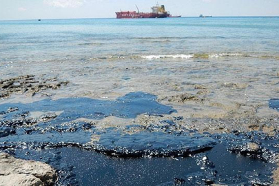 Karadeniz'de acil durum ilan edildi: Tonlarca petrol sızıntısı felakete yol açtı