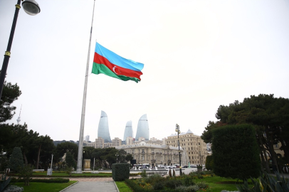 Azerbaycan'da uçak kazasında hayatını kaybedenler için saygı duruşu