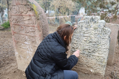 Konya'da koruma altındaki Selçuklu mezarında taşlar restore ediliyor