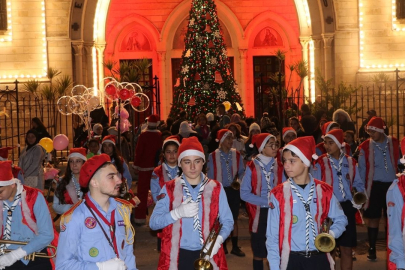 Suriye'de izciler Lazkiye'deki Katolik Kilisesi önünde Noel'i kutladı