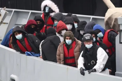 Yasa dışı yollarla Manş Denizi üzerinden İngiltere'ye gitmeye çalışan 107 düzensiz göçmen kurtarıldı