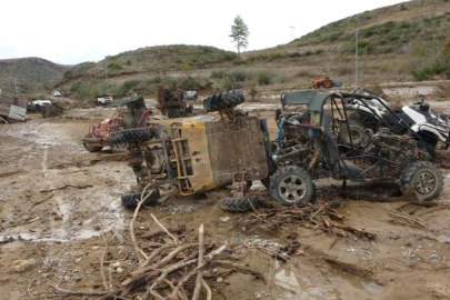 Antalya'yı sel vurdu: Safari merkezindeki ATV'ler sulara kapıldı