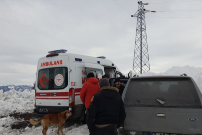 Artvin'de yolu kardan kapanan köydeki hastaya paletli ambulansla ulaşıldı