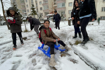 Bitlis'te kar tatilini fırsat bilen çocuklar sokaklara döküldü