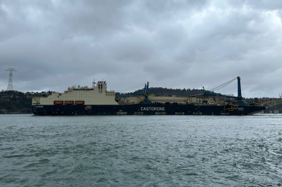 İndirme gemisi İstanbul Boğazı’ndan geçti: Karadeniz’e boru döşeyecek