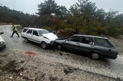 Kastamonu'da iki otomobil kafa kafaya çarpıştı: 2 kişi yaralı