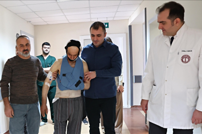 Omurgası kırılan 75 yaşındaki hasta spinal robotik cerrahiyle sağlığına kavuştu