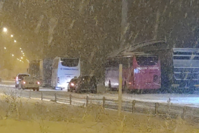 Erzurum’da kar esareti: Çok sayıda araç yolda kaldı!