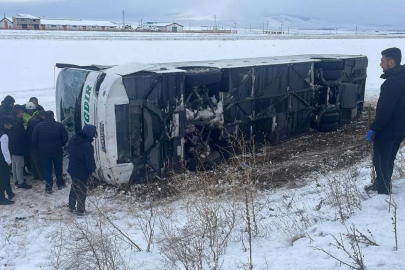 Kars'ta yolcu otobüsü devrildi: Çok sayıda yaralı var!