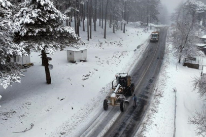 Kazdağları'nda kar yağışı trafiği durma noktasına getirdi