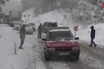 Kazdağları'nda kar yağışı trafiği durma noktasına getirdi