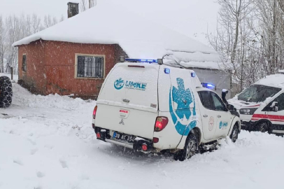 Yüksekova'da yolu kardan kapanan köylerdeki 4 hasta ekiplerce hastaneye ulaştırıldı