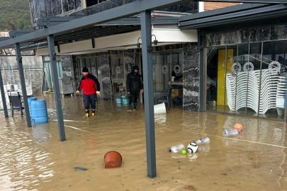 Erdek'teki su baskınına itfaiye ekipleri müdahale etti