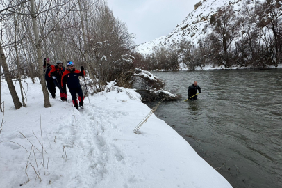 Erzurum'da dalgıçlar buz gibi suda kayıp öğretmeni arıyor