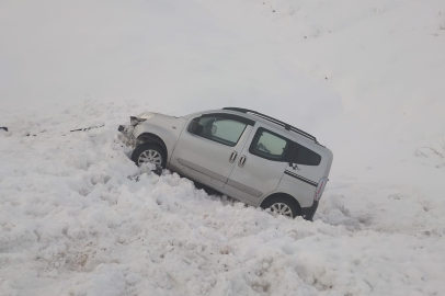 Direksiyon hakimiyeti kaybolan araç şarampole yuvarlandı: 3 yaralı