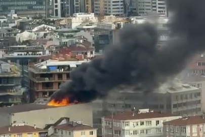 İstanbul'da metruk binanın çatısı alevlere teslim oldu: İşçiler mahsur kaldı!