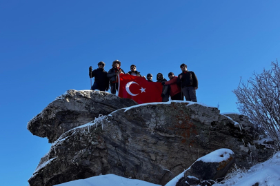 Kırşehir'de dağcılar Gönül Dağı'na çıkarak Türk bayrağı açtı