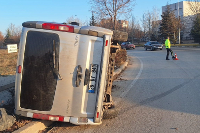 Eskişehir'de viraja hızlı giren minibüs devrildi