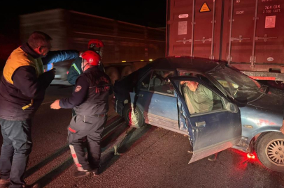 Otomobil yol kenarında duran tıra çarptı! Yaralılar var