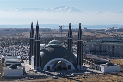 "Tıbbiye Cami ve Külliyesi"nde ilk cuma namazı kılındı