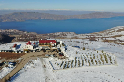 Türkiye'nin göl manzaralı kayak merkezinde sezon açıldı