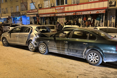 Adana'da bir otomobil park halindeki araçlara çarptı, 3 kişi yaralandı