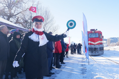 Bakan Göktaş'tan Sarıkamış Ekspresi yolcularına sürpriz karşılama