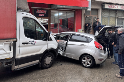 Bursa'da polisin dur ihtarına uymayan sürücü kaza yaptı